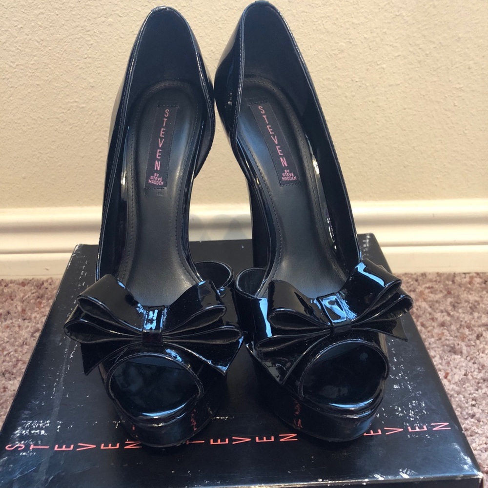 Steven by Steve Madden Black peep toe pumps